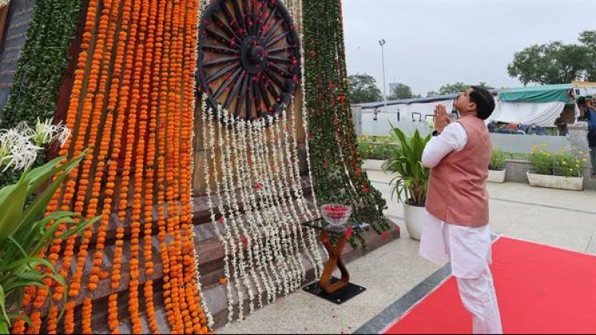 मुख्यमंत्री डॉ. मोहन यादव ने शौर्य स्मारक स्थित भारत माता की प्रतिमा पर पुष्प अर्पित कर नमन किया।