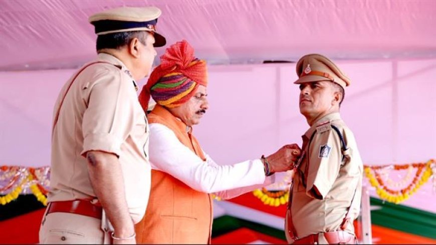 मुख्यमंत्री डॉ. यादव ने पुलिस और होमगार्ड के अधिकारियों-कर्मचारियों को राष्ट्रपति द्वारा प्रदत्त पदक किए प्रदान