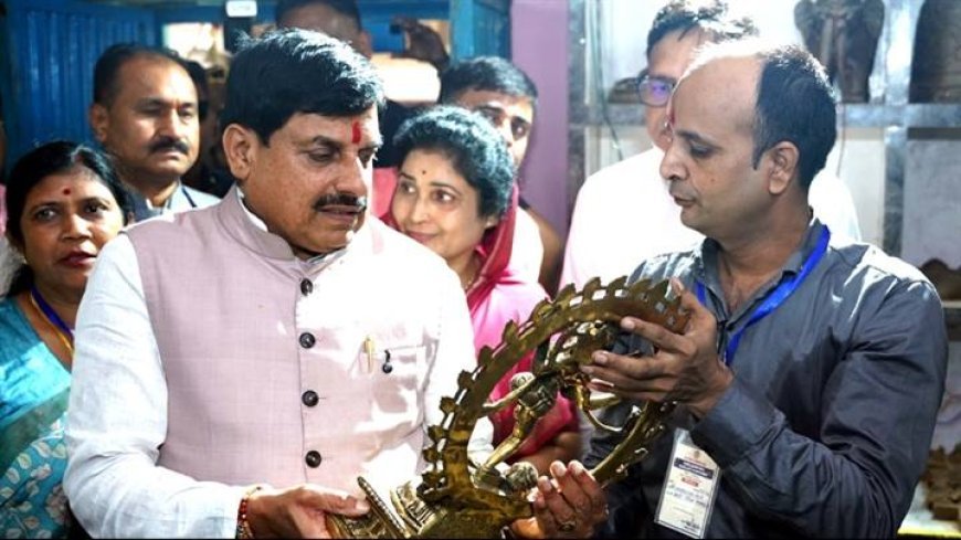 मुख्यमंत्री डॉ. यादव पीतल शिल्पकार के घर पहुंचे