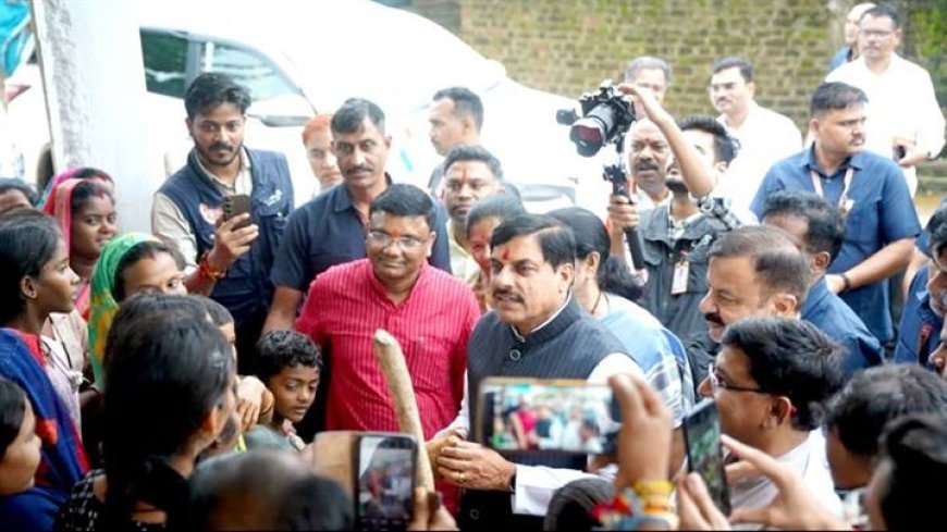 मुख्यमंत्री डॉ. यादव ने कोरका बोन्दारी क्षेत्र में वाहन रुकवाकर किया बच्चों और महिलाओं से आत्मीय संवाद