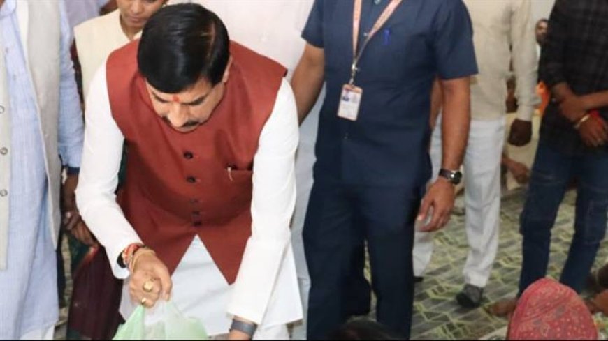 मुख्यमंत्री डॉ.मोहन यादव ने चित्रकूट विकास प्राधिकरण स्थित आश्रय स्थल में बाढ़ पीड़ितों को राहत सामग्री वितरित की।