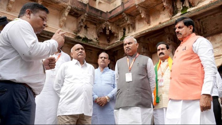मुख्यमंत्री डॉ. मोहन यादव ने ओरछा स्थित ऐतिहासिक जहाँगीर महल में चल रहे निर्माण एवं संरक्षण कार्यों का निरीक्षण कर प्रगति का अवलोकन किया।