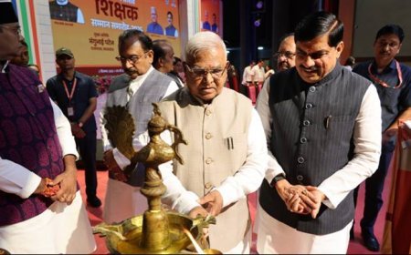 राज्यपाल श्री मंगुभाई पटेल और मुख्यमंत्री डॉ.मोहन यादव ने प्रशासनिक अकादमी में राज्य स्तरीय शिक्षक सम्मान समारोह का दीप प्रज्जवलित कर शुभारंभ किया ।