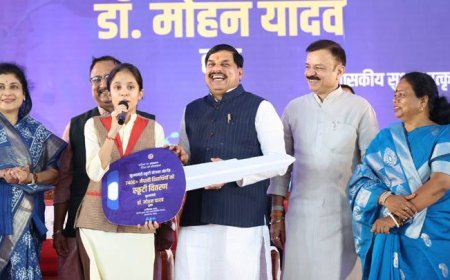 मुख्यमंत्री डॉ.मोहन यादव ने  मुख्यमंत्री स्कूटी योजना अंतर्गत भोपाल के सुभाष उत्कृष्ट उ.मा.वि. में मेधावी विद्यार्थियों को स्कूटी वितरण समारोह में स्कूटी की चाबी सौपी।