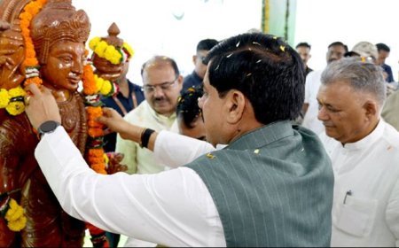 मुख्यमंत्री डॉ. मोहन यादव ने पं. खुशीलाल शर्मा शासकीय स्वशासी आयुर्वेद महाविद्यालय एवं संस्थान में 11वें राष्ट्रीय आयुर्वेद दिवस के राज्य स्तरीय कार्यक्रम में भगवान धन्वंतरि की पूजा-अर्चना की।