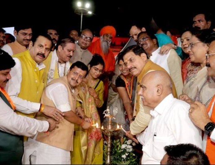 शिप्रा तट और महाकाल महालोक में 33.27 लाख दीये एकसाथ किये गये प्रज्ज्वलित, बना वर्ल्ड रिकार्ड    