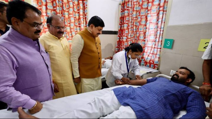 मुख्यमंत्री डॉ. मोहन यादव ने शासकीय जयप्रकाश चिकित्सालय में सेवा से संकल्प अभियान के अंतर्गत सेवा मेरा योगदान कार्यक्रम में रक्तदान शिविर का शुभारंभ किया।