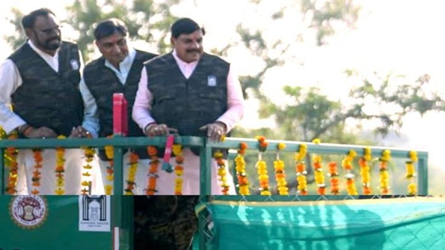 मुख्यमंत्री डॉ. यादव ने गांधी सागर अभयारण्य में छोड़ी मादा चीता राधा
