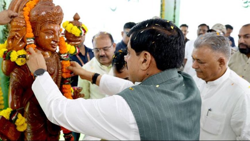 मुख्यमंत्री डॉ. मोहन यादव ने पं. खुशीलाल शर्मा शासकीय स्वशासी आयुर्वेद महाविद्यालय एवं संस्थान में 11वें राष्ट्रीय आयुर्वेद दिवस के राज्य स्तरीय कार्यक्रम में भगवान धन्वंतरि की पूजा-अर्चना की।