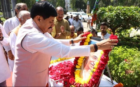 मुख्यमंत्री डॉ. मोहन यादव ने गाँधी जयंती  पर कुशाभाऊ ठाकरे  इंटरनेशनल कन्वेंशन सेंटर परिसर स्थित राष्ट्रपिता महात्मा गाँधी की प्रतिमा पर पुष्पांजलि अर्पित की।