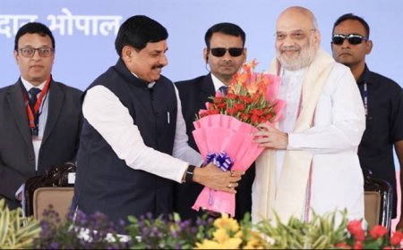 केंद्रीय गृह एवं सहकारिता मंत्री श्री अमित शाह का मुख्यमंत्री डॉ. मोहन यादव ने भोपाल में आयोजित गोपालक सम्मेलन में पुष्प-गुच्छ भेंट कर स्वागत किया।