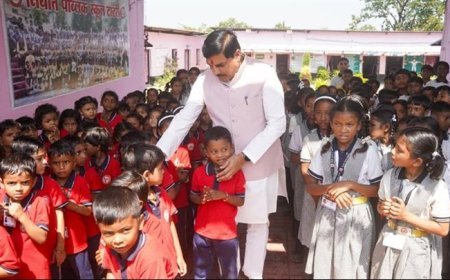 मुख्यमंत्री डॉ. यादव काफिला रुकवाकर पहुंचे स्कूल