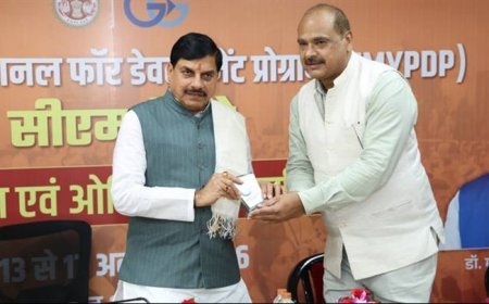 मुख्यमंत्री डॉ. मोहन यादव को अटल बिहारी वाजपेई सुशासन एवं नीति विश्लेषण संस्थान में मुख्यमंत्री यंग प्रोफेशनल फॉर डेवलपमेंट प्रोग्राम अंतर्गत चयनित सीएम फैलोज़ के प्रशिक्षण कार्यकम में स्मृति चिन्ह भेंट किया।