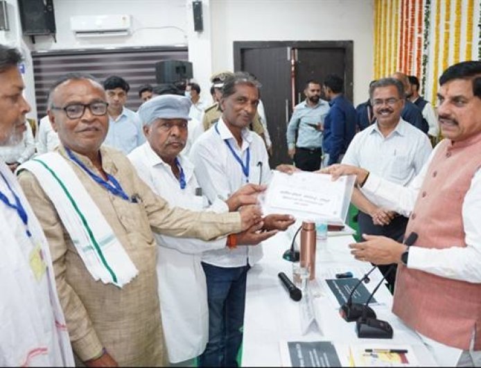 मुख्यमंत्री डॉ. यादव ने ग्रामीणों को वितरित किये रजिस्ट्री प्रमाण-पत्र