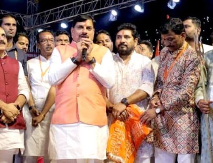 मुख्यमंत्री डॉ. यादव ने उज्जैन के विभिन्न गरबा आयोजनों में सहभागिता की