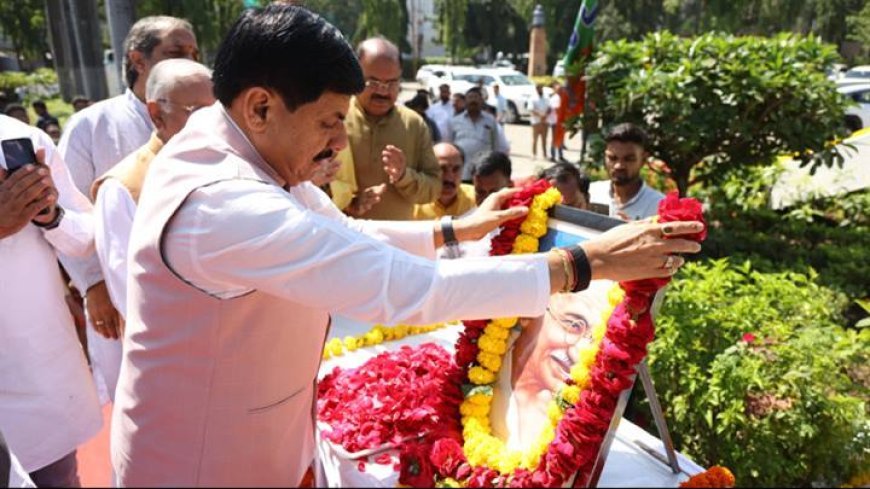 मुख्यमंत्री डॉ. मोहन यादव ने गाँधी जयंती  पर कुशाभाऊ ठाकरे  इंटरनेशनल कन्वेंशन सेंटर परिसर स्थित राष्ट्रपिता महात्मा गाँधी की प्रतिमा पर पुष्पांजलि अर्पित की।