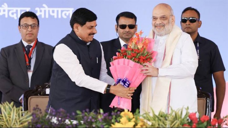 केंद्रीय गृह एवं सहकारिता मंत्री श्री अमित शाह का मुख्यमंत्री डॉ. मोहन यादव ने भोपाल में आयोजित गोपालक सम्मेलन में पुष्प-गुच्छ भेंट कर स्वागत किया।