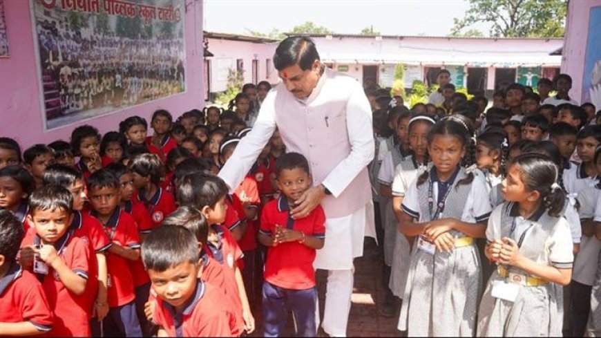 मुख्यमंत्री डॉ. यादव काफिला रुकवाकर पहुंचे स्कूल